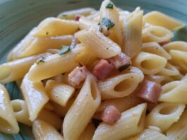 Primo piatto: pasta leggera al profumo di salvia con prosciutto