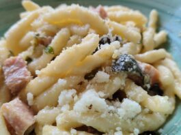 Pasta saporita con mortadella, crema di panna e zucchine