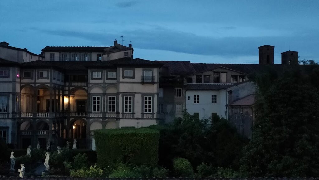 Edificio storico visto dalle mura di Lucca