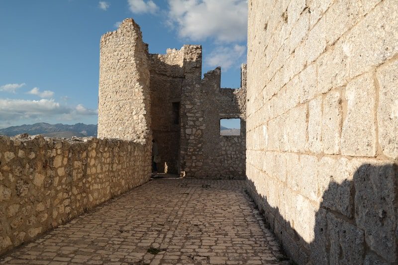 Rocca Calascio torre e camminamento