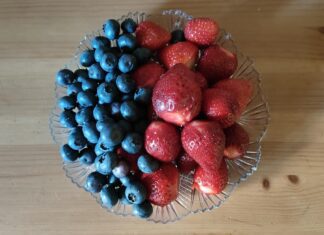 Fragole tutti i benefici di questo frutto estivo gustoso Fragole e mirtilli
