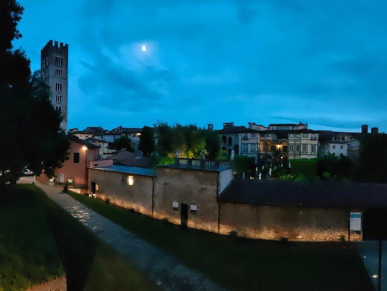 Panorama dalla Mura di Lucca di sera