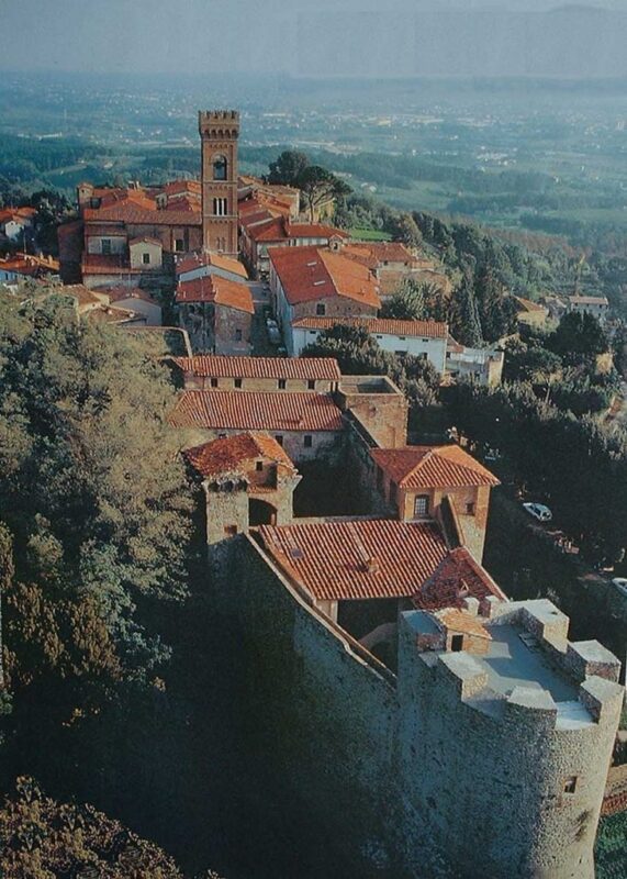 Vista dall'alto Montecarlo di Lucca e Fortezza
