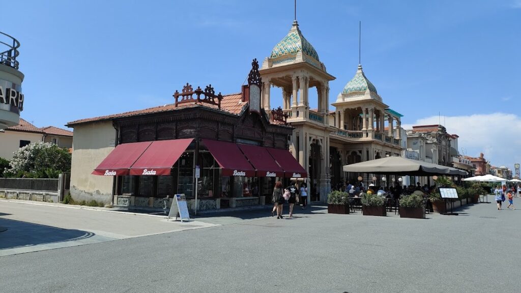 Viareggio e negozi sul lungo mare