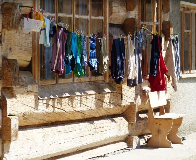 Quali sono i modi per togliere le macchie dagli abiti: 10 smacchianti più usati