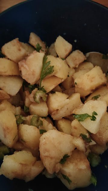 Patate condite con aceto sedano, prezzemolo olio, sale e pepe