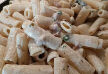 Pasta gustosa con ricotta e pancetta