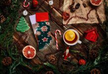 Calzini colorati e spaiati, la nuova moda da regalare a Natale
