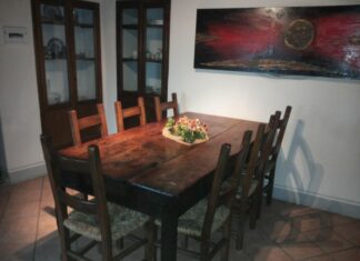 Tavoli di una volta in legno, l’eleganza senza tempo e la convivialità Tavoli di una volta in legno, l'eleganza senza tempo e la convivialità