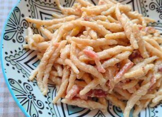 Strozzapreti alternativi, integrali, con speck e mandorle Strozzapreti alternativi, integrali con speck e mandorle