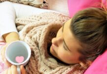 Dieta anti insonnia: cosa mangiare per un sonno di qualità donna con tazza in relax