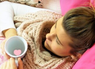 Dieta anti insonnia: cosa mangiare per un sonno di qualità donna con tazza in relax