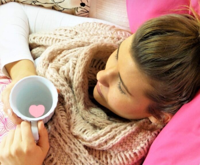 donna con tazza in relax