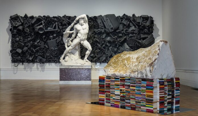 Mostra di Ahmet Güneştekin YOKTUNUZ: quando l'arte racconta la storia