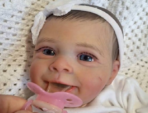 Reborn con ciglia impiantate male