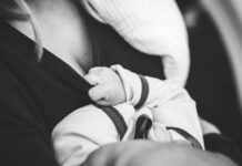 Sognare un lungo viaggio a piedi con un bambino in braccio, significato, simboli e numeri Sognare un lungo viaggio a piedi con un bambino in braccio