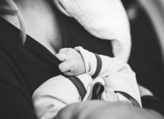 Sognare un lungo viaggio a piedi con un bambino in braccio, significato, simboli e numeri Sognare un lungo viaggio a piedi con un bambino in braccio