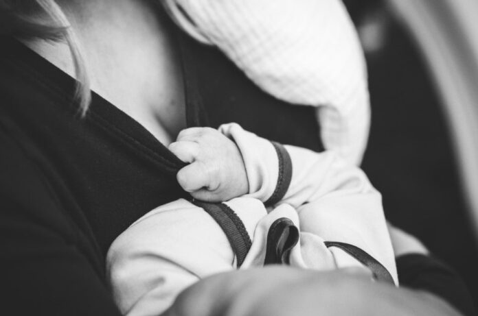 Sognare un lungo viaggio a piedi con un bambino in braccio
