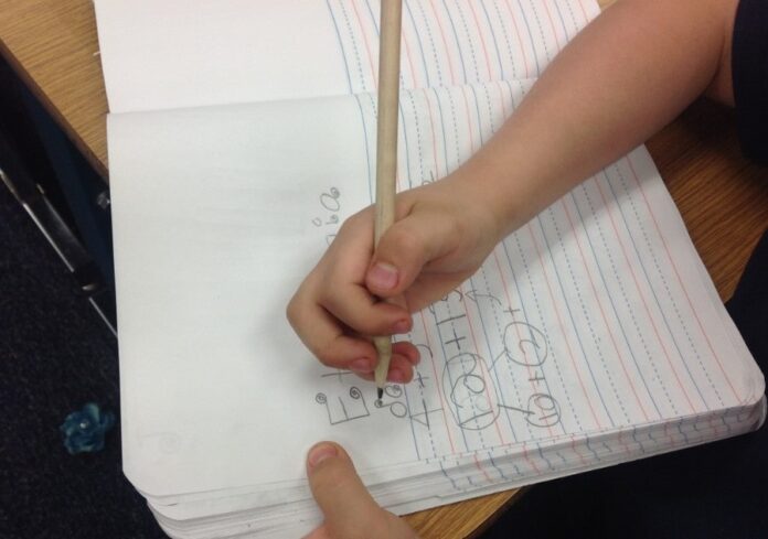 Sognare di insegnare l'alfabeto scritto ad un figlio: simbologia e numeri