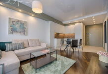 Guida all’arredamento della casa: scelte, materiali e tendenze Soggiorno casa con salotto e divano