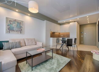 Guida all’arredamento della casa: scelte, materiali e tendenze Soggiorno casa con salotto e divano