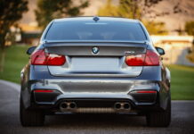 L’era delle auto connesse: come la tecnologia di bordo ridefinisce la sicurezza e i costi Automobile, foto posteriore