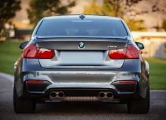 L’era delle auto connesse: come la tecnologia di bordo ridefinisce la sicurezza e i costi Automobile, foto posteriore