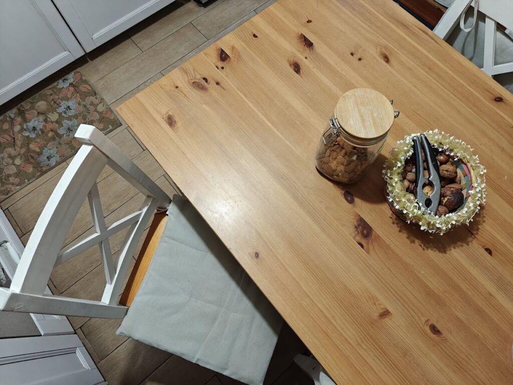 I cuscini shabby chic in cucina con barattoli e contenitori in vetro e vimini