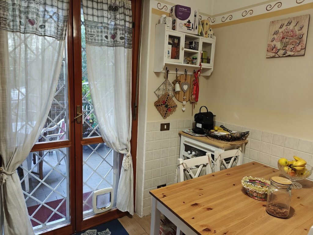 Le tende shabby chic e l'orologio con peonie