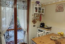 Arredamento Cucina Shabby Chic: 5 idee e consigli per un look romantico Le tende shabby chic e l'orologio con peonie