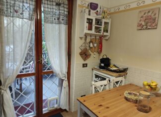 Arredamento Cucina Shabby Chic: 5 idee e consigli per un look romantico Le tende shabby chic e l'orologio con peonie