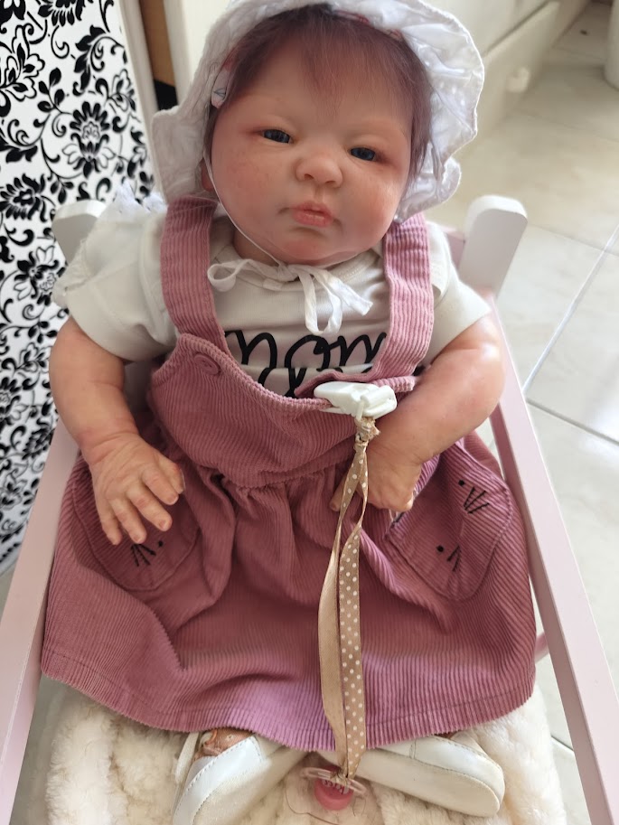 Reborn dipinta con colori acrilici e acqua distillata