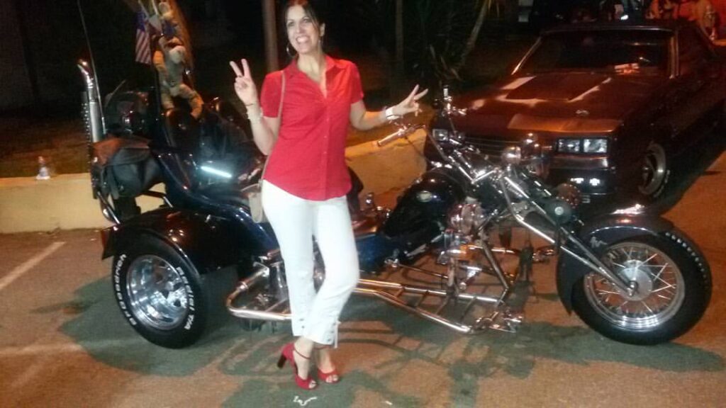 Sabato sera scarpe da ballo e moto d'epoca sullo sfondo