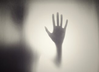 Sognare di sentirsi in pericolo: tra vulnerabilità e minaccia cosa rivela il tuo inconscio? Ombra nel buio