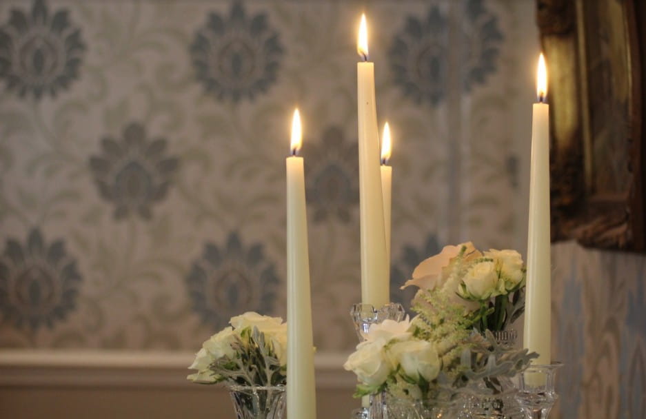 Tavola shabby chic candele e fiori