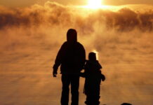 Sognare i figli in diverse fasi della vita: neonati, adolescenti e adulti, il significato padre e figlio al tramonto