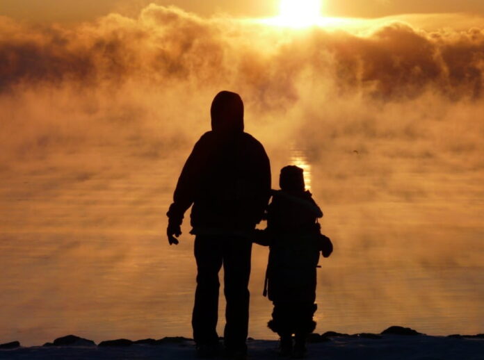 Sognare i figli in diverse fasi della vita: neonati, adolescenti e adulti, il significato padre e figlio al tramonto