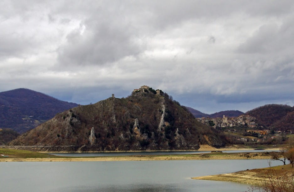 Lago del Turano castel di Tora