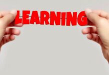 Clinica del lavoro e non solo: i vari tipi di psicologia mani con cartello con scritto Learning