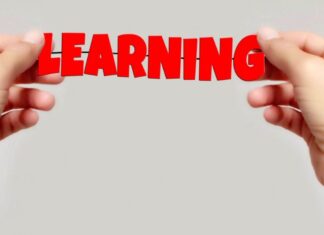 Clinica del lavoro e non solo: i vari tipi di psicologia mani con cartello con scritto Learning