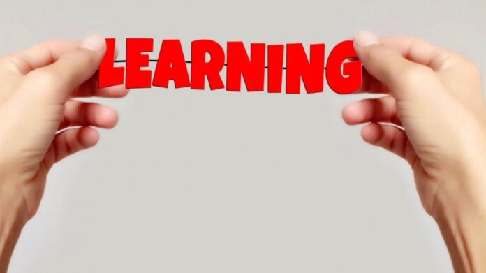 Psicologia e campi di applicazione mani con cartello con scritto Learning